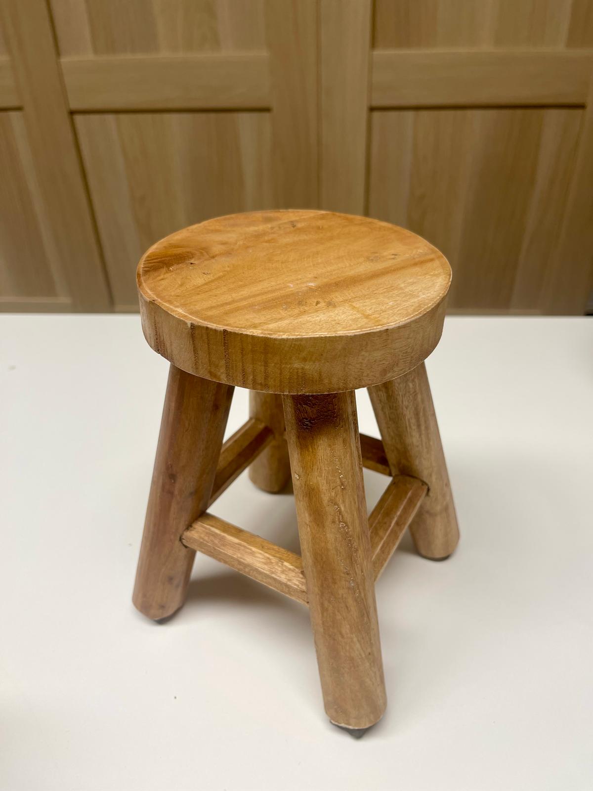 Sgabellino in legno